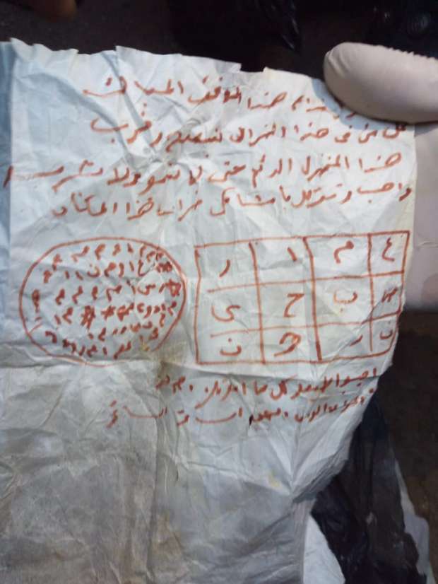 أسحار على جنيه وقفل.. «الصياد المحترف» يطهر المقابر من الأعمال.. (صور)