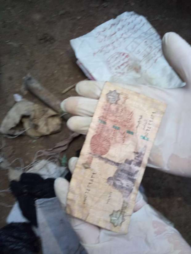 أسحار على جنيه وقفل.. «الصياد المحترف» يطهر المقابر من الأعمال.. (صور)