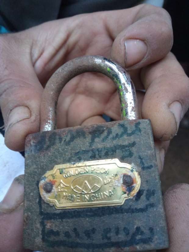 أسحار على جنيه وقفل.. «الصياد المحترف» يطهر المقابر من الأعمال.. (صور)