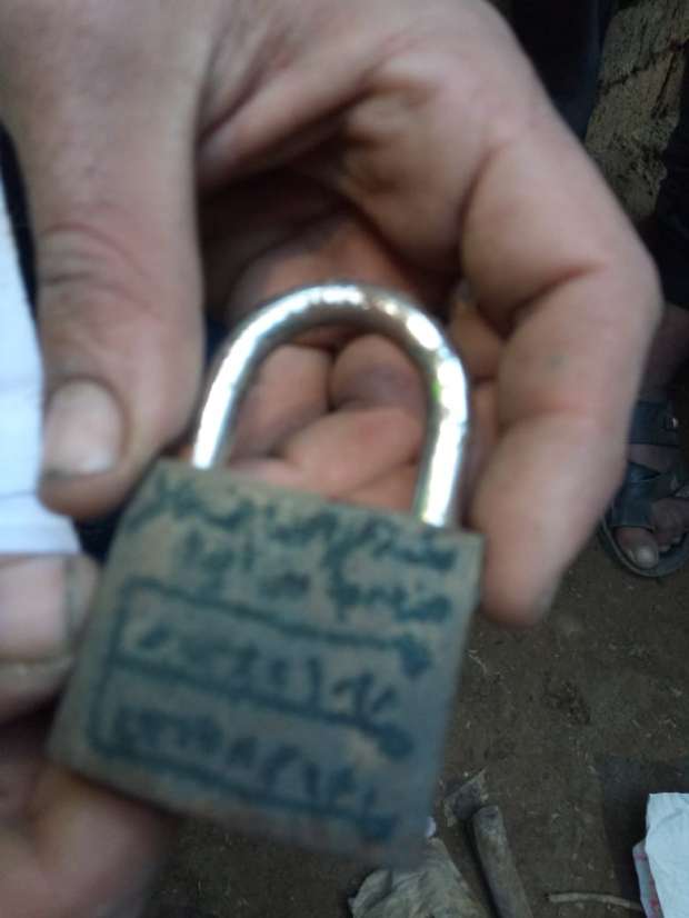 أسحار على جنيه وقفل.. «الصياد المحترف» يطهر المقابر من الأعمال.. (صور)