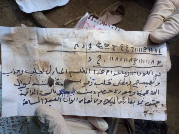 أسحار على جنيه وقفل.. «الصياد المحترف» يطهر المقابر من الأعمال.. (صور)