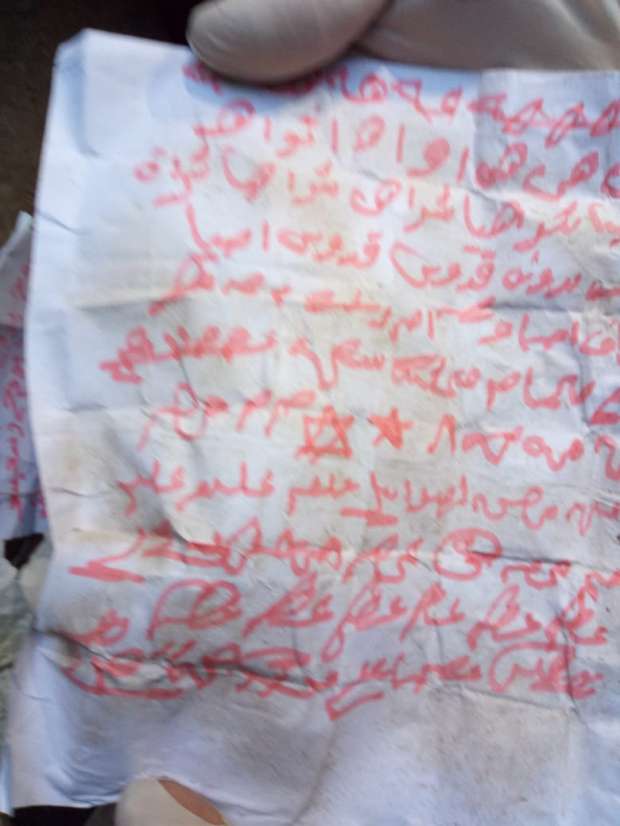 أسحار على جنيه وقفل.. «الصياد المحترف» يطهر المقابر من الأعمال.. (صور)