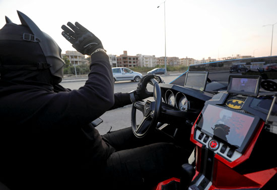 باتمان المصري.. الرجل الوطواط ينادى بارتداء الكمامة لمواجهة كورونا.. (صور)