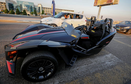 باتمان المصري.. الرجل الوطواط ينادى بارتداء الكمامة لمواجهة كورونا.. (صور)