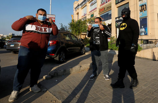باتمان المصري.. الرجل الوطواط ينادى بارتداء الكمامة لمواجهة كورونا.. (صور)