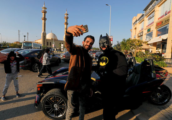 باتمان المصري.. الرجل الوطواط ينادى بارتداء الكمامة لمواجهة كورونا.. (صور)