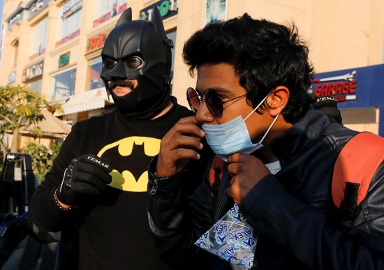 باتمان المصري.. الرجل الوطواط ينادى بارتداء الكمامة لمواجهة كورونا.. (صور)