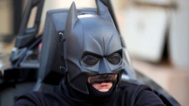 باتمان المصري.. الرجل الوطواط ينادى بارتداء الكمامة لمواجهة كورونا.. (صور)