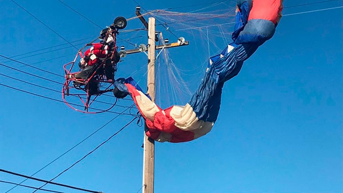 رجال إطفاء ينقذون سانتا كلوز اشتبك بخطوط الكهرباء بولاية كاليفورنيا.. (فيديو)