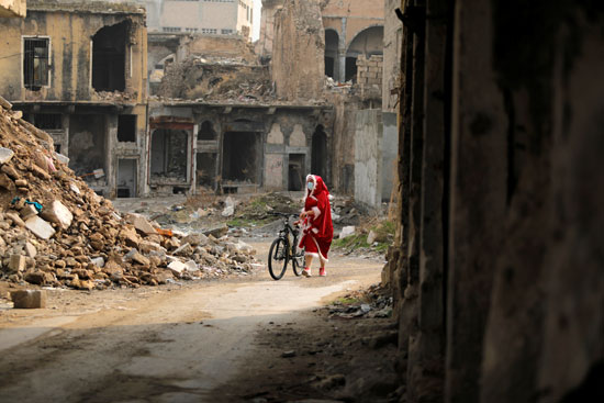 ماما نويل.. طالبة ترسم البهجة على وجوه أطفال الموصل بعد إرهاب داعش.. (صور)