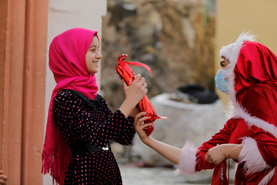 ماما نويل.. طالبة ترسم البهجة على وجوه أطفال الموصل بعد إرهاب داعش.. (صور)