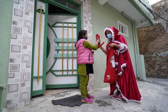 ماما نويل.. طالبة ترسم البهجة على وجوه أطفال الموصل بعد إرهاب داعش.. (صور)
