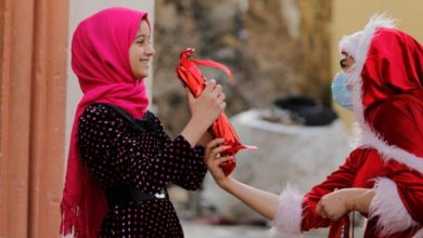 ماما نويل.. طالبة ترسم البهجة على وجوه أطفال الموصل بعد إرهاب داعش.. (صور)