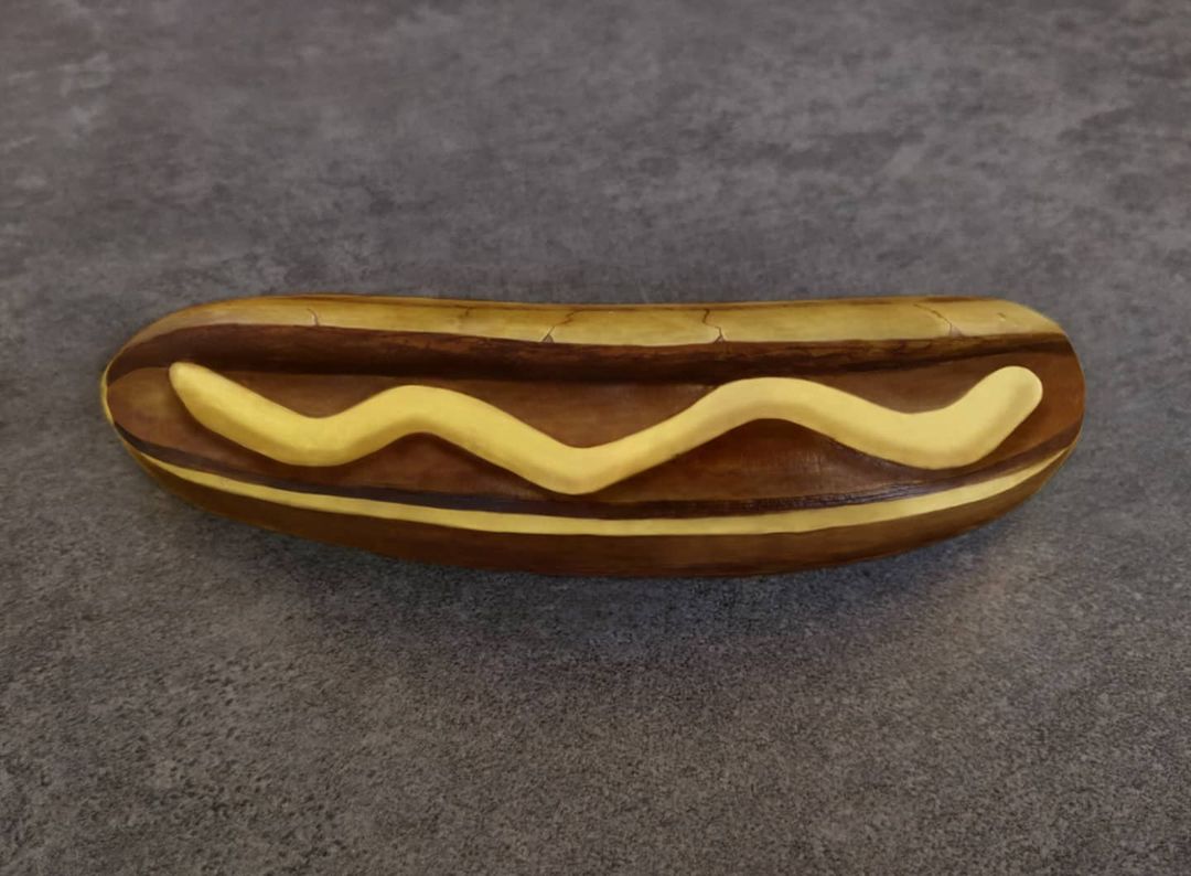 لم تستخدم الأقلام أو الألوان أو الرصاص.. بريطانية تبدع فى الرسم على الموز.. (صور)