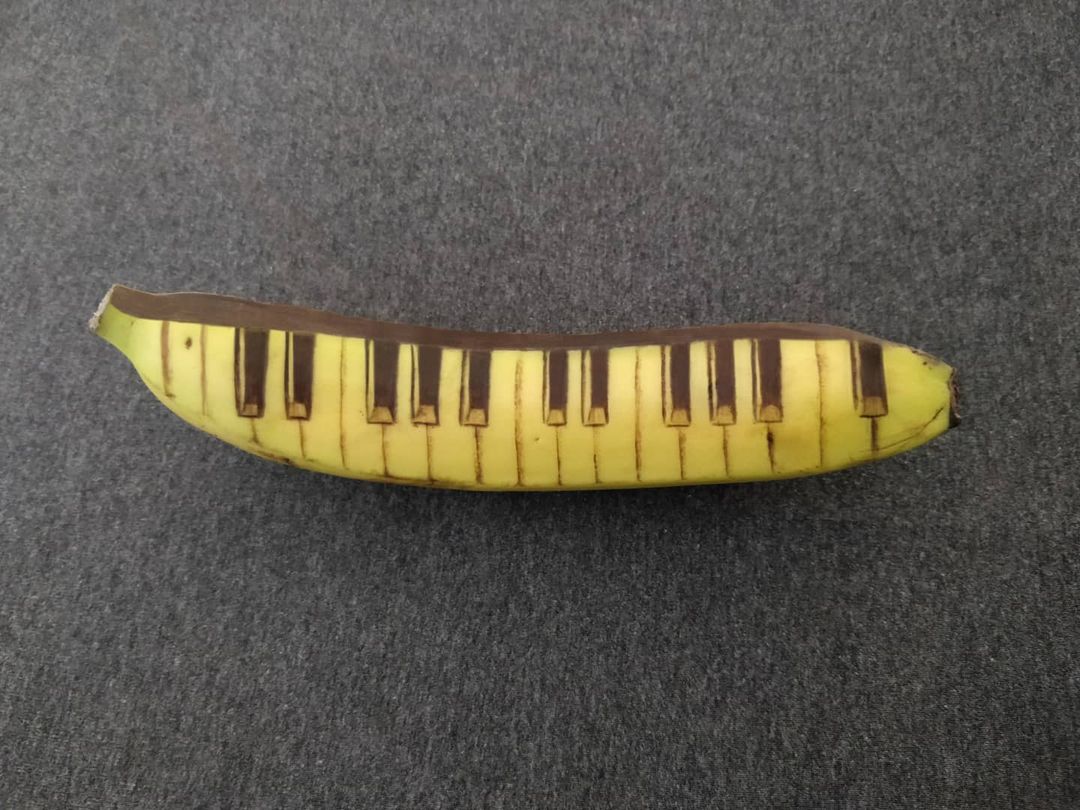 لم تستخدم الأقلام أو الألوان أو الرصاص.. بريطانية تبدع فى الرسم على الموز.. (صور)