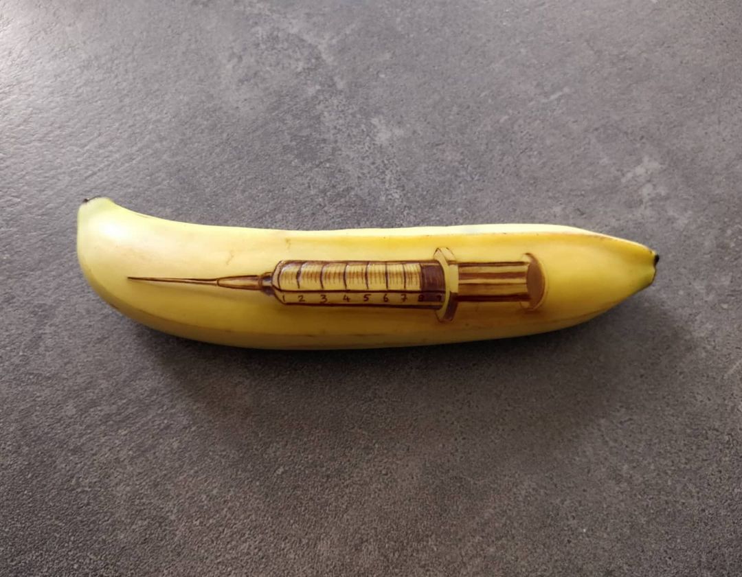 لم تستخدم الأقلام أو الألوان أو الرصاص.. بريطانية تبدع فى الرسم على الموز.. (صور)