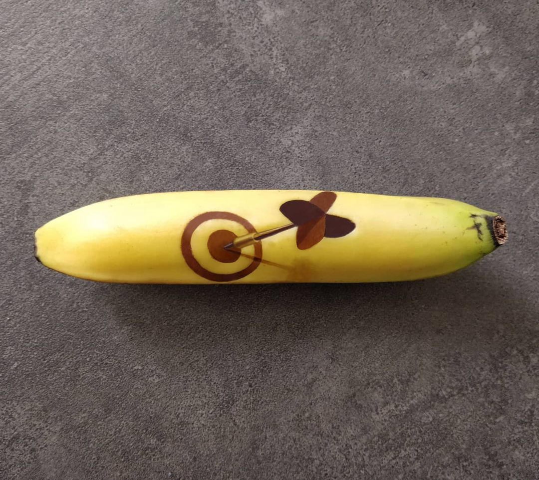 لم تستخدم الأقلام أو الألوان أو الرصاص.. بريطانية تبدع فى الرسم على الموز.. (صور)