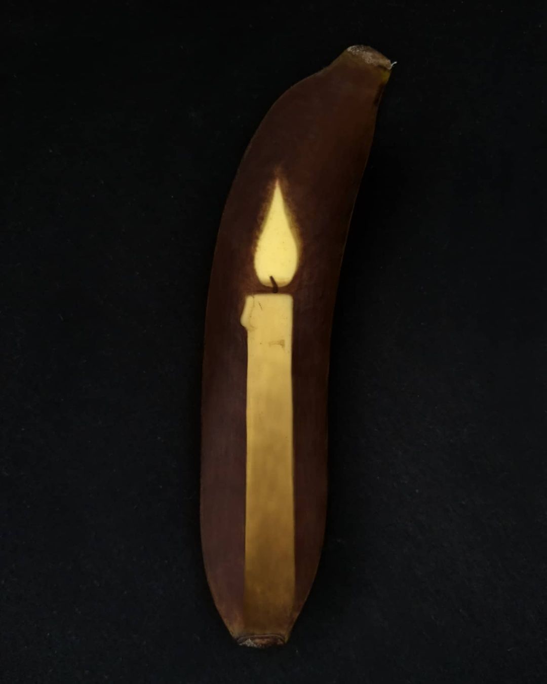 لم تستخدم الأقلام أو الألوان أو الرصاص.. بريطانية تبدع فى الرسم على الموز.. (صور)