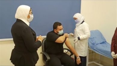 أول طبيب مصري يحصل على التطعيم ضد كورونا «اللقاح فعال وهيحمينا كلنا»