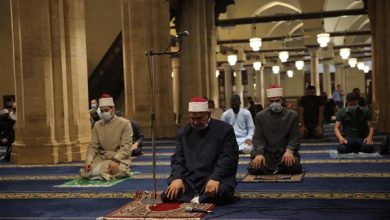 حكم المرور بين المصلين يوم الجمعة في زمن الوباء.. دار الإفتاء تجيب