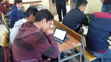 طلاب أولى ثانوى يبدأون امتحان الفصل الدراسى الأول إلكترونيا فى المدارس اليوم
