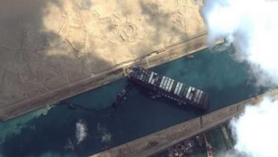 تكثيف العمل بمحيط مقدمة السفينة الجانحة بالقناة لتسهيل تعويمها.. (صور)