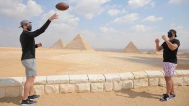 سفارة واشنطن بالقاهرة تبرز زيارة نجوم كرة القدم الأمريكية للأهرامات.. صور