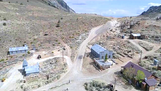 بقع الدماء تملأ مبانيها.. قصة «مدينة الأشباح» المهجورة.. (فيديو وصور)