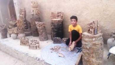أصغر نحات فى الواحات.. «محمد» يصنع من جذوع النخيل بيوتا وقطعا فنية معمارية.. صور