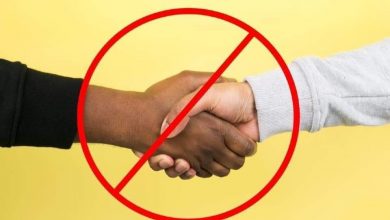 ما حكم عدم المصافحة تجنبًا للعدوى في زمن الوباء؟.. دار الإفتاء تجيب